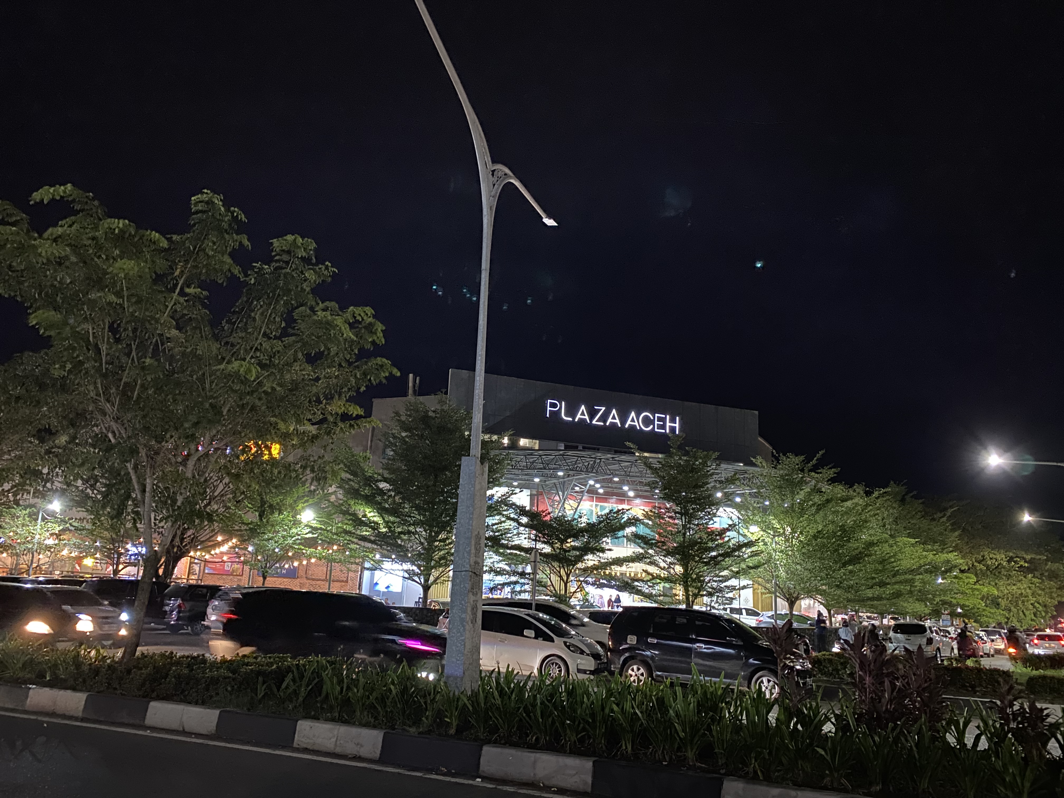 Lebaran bulan depan, warga sudah beli baju lebaran di pusat belanja Banda aceh